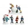Set de figuras lanzando bolas de nieve