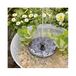 Fuente de plástico alimentada por energía solar al aire libre