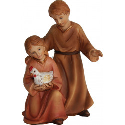 Pareja de niños con gallina