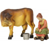 Mujer granjera con ordeño de vacas
